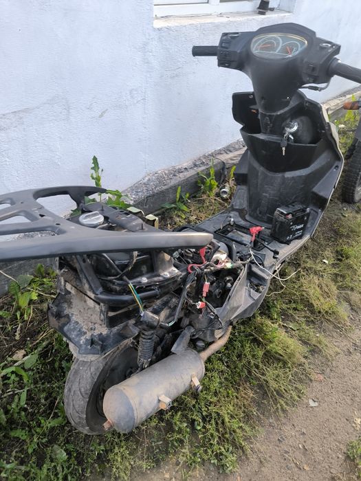 Продам скутер пластик есть