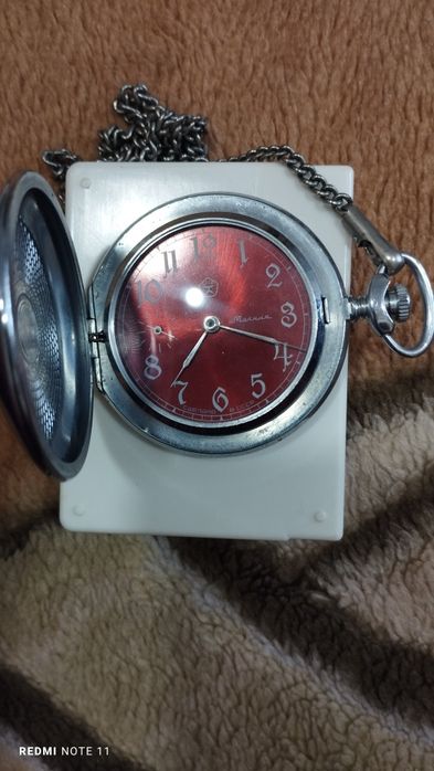 Часы на цепочке в рабочем состоянии.