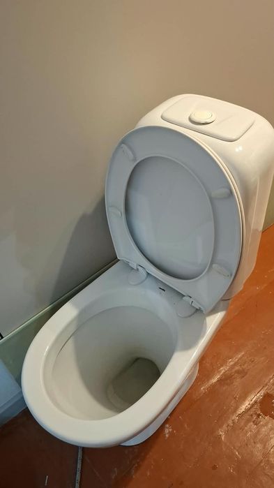 Унитаз срочно продам