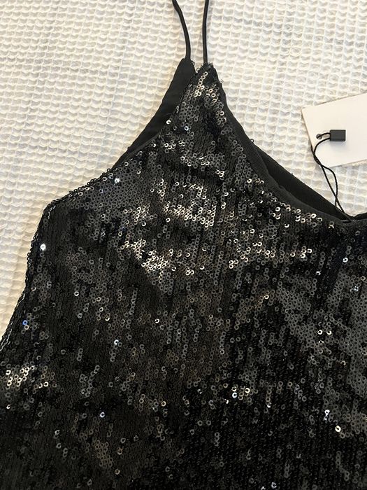 Топ на бретельях с пайетками.