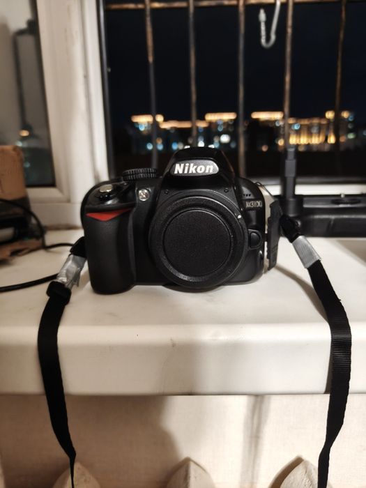 Nikon d3100 с батарейным блоком и блендой
