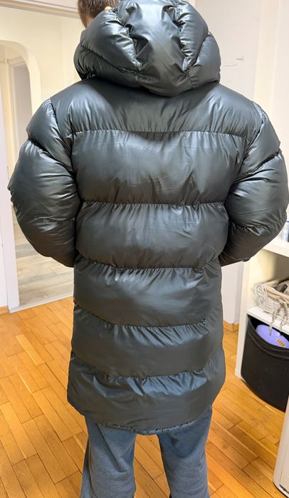 Продавам детско оригинално дълго зимно яке Nike Therma-FIT в черно.