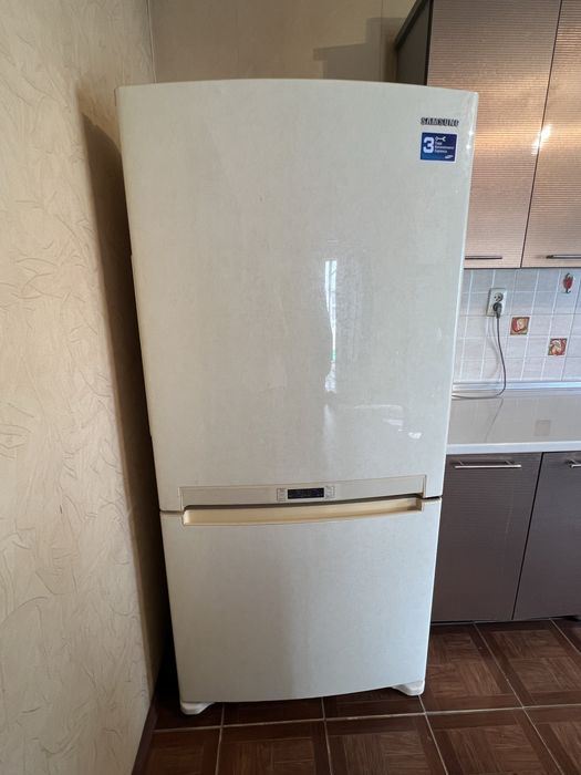 Продается холодильник большой