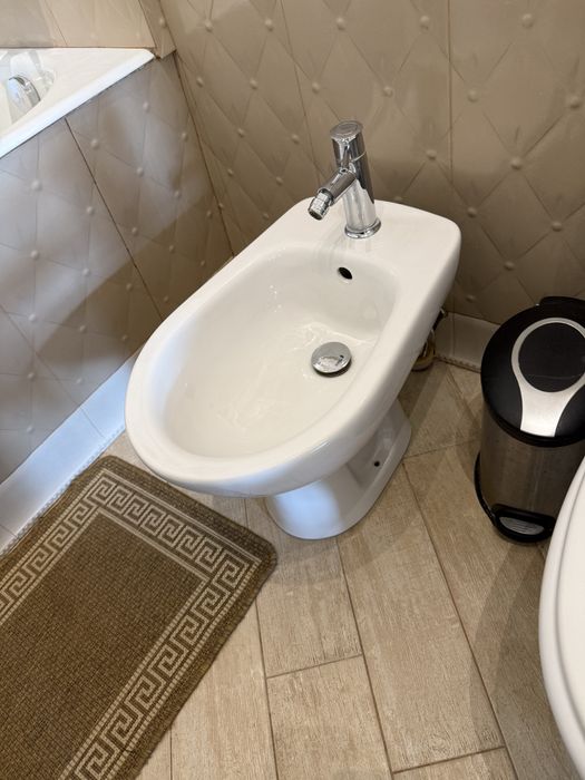 Унитаз, биде, раковина со шкафом, зеркало.