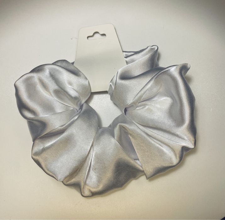 Обемно скрънчи от сатен