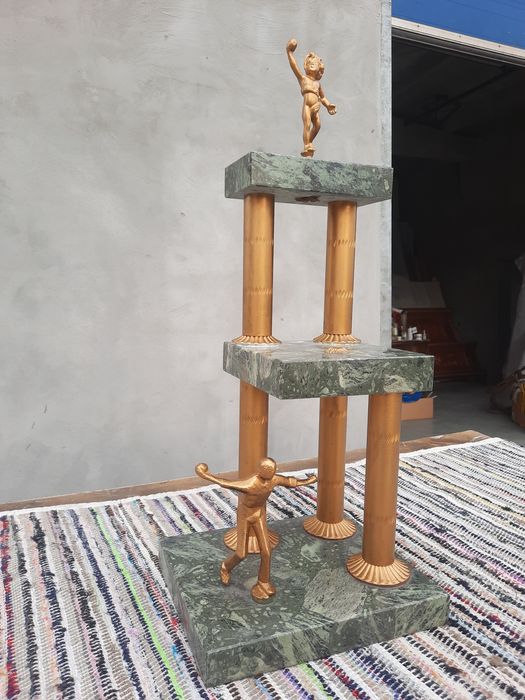 Trofeu din metal și marmură
