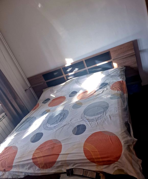 Dormitor: pat 180/200, dressing 3 uși, comoda sertare