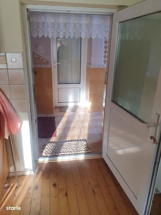 Casă de vânzare, 3 camere, curte mare, sura si grajd, teren 2600 mp