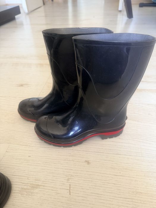 Обувь на мальчика. Бесплатно.