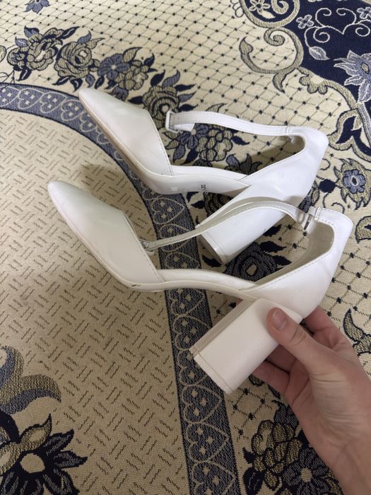 Продам туфли белые