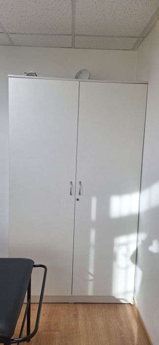 Большой белый шкаф