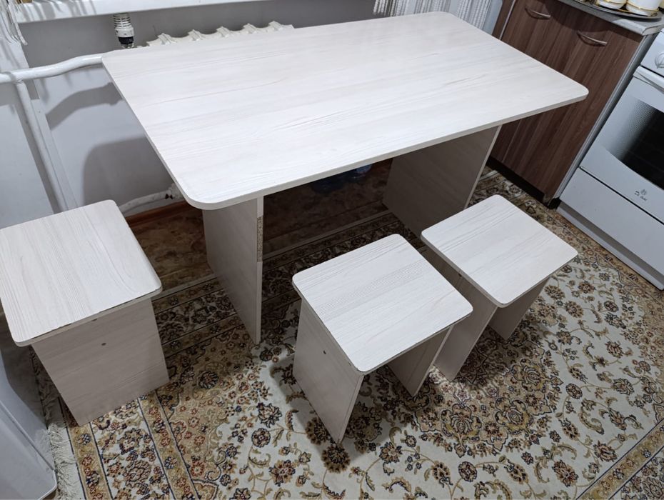 Продам кухонный стол