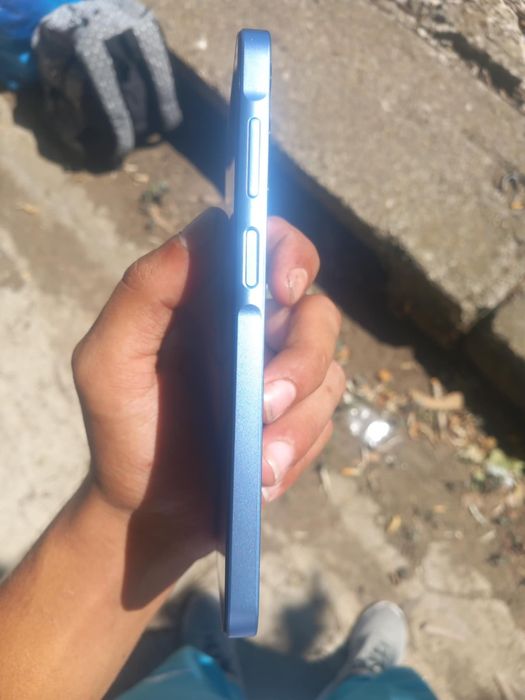 Am samsung galaxy A25 5 GB este aproape nou utilizat 2 luni nu are nici o defecțiune  pe marginea se poate afla arsura de țigare mica dar nu afectează
