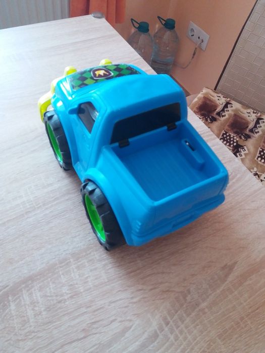 Masinuta Jeep,pentru copii,de plastic.Pret.20 lei.