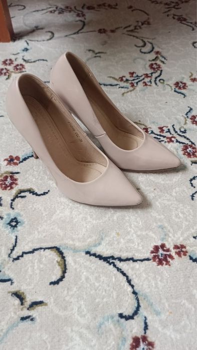 Бежевые лаковые туфли