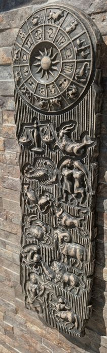 Obiect de colecție. Lemn masiv sculptat in Relief Zodiacul  20cm latime x68cm inaltime x3cm grosime. Se vinde!
