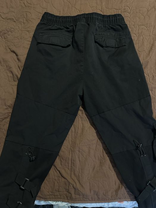 Черен карго панталон BERSHKA