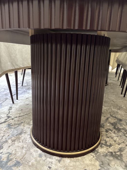 Стол со стульями в гостиную