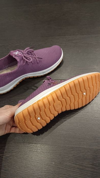 Кроссовки женские