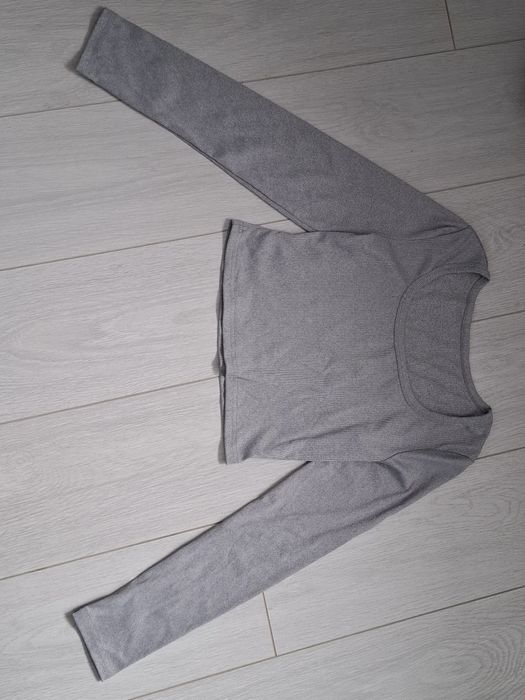 Светло-серый укороченный топ