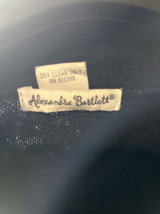 Дамско палто с красива бродерия отпред и на ръкавите