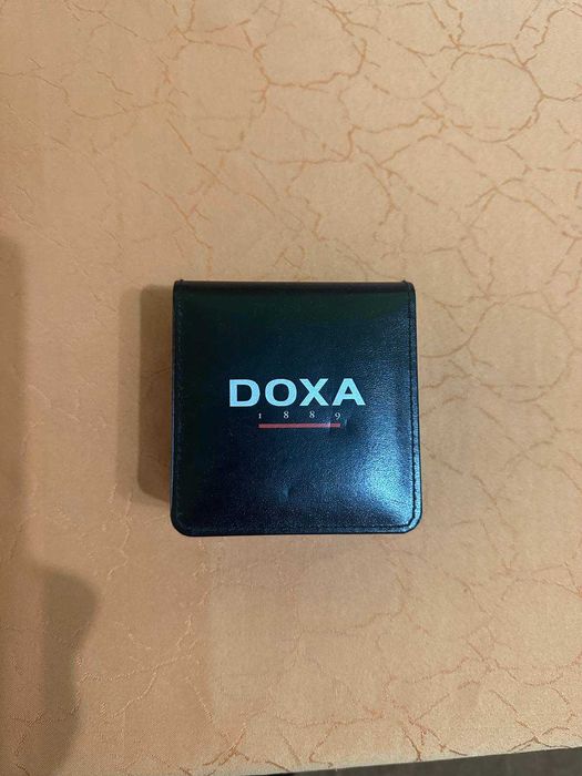 часовник DOXA, кварц, неразличим от нов, с история