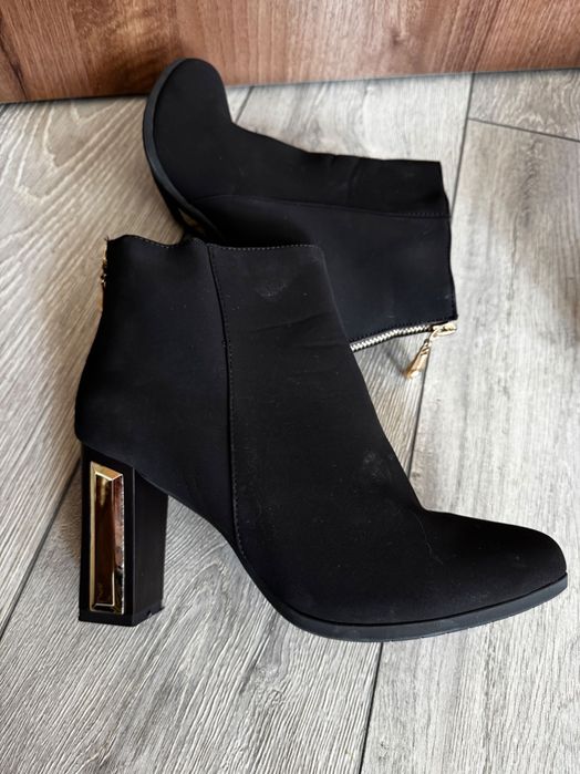 Дамски боти на ток