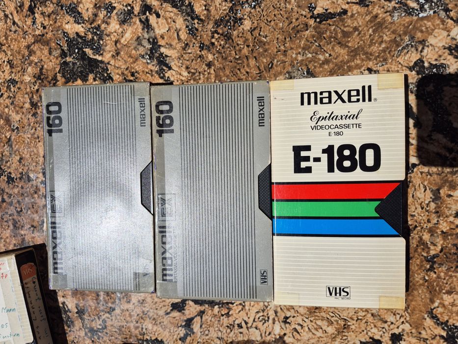 Vând Lot 30 casete video VHS originale Maxell de 120-160-180-240 minute cu filme diferite genuri