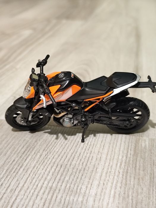 Vând machetă colectie KTM 250 DUKE