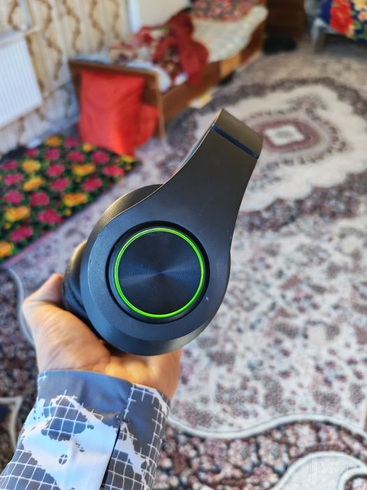 LED chiroqli simsiz Bluetooth naushnik (qora rang).