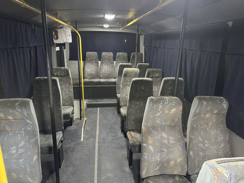 Isuzu avtobus yoʻlovchi tashish uchun