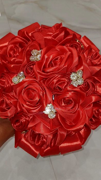 Уникални букети от сатенени рози