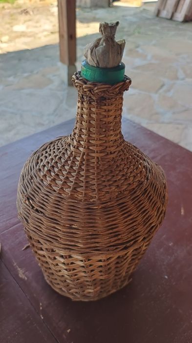 Продавам два броя стъклени дамаджани външно плетени от естествени материали