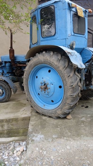 Traktor sotiladi