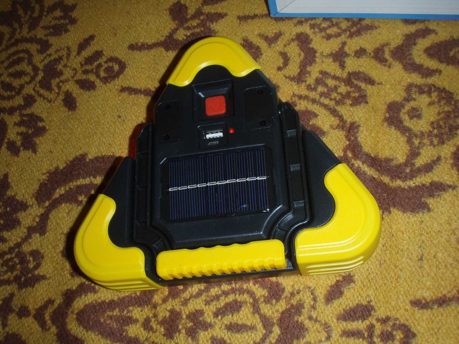 Triunghi auto si lanterna LED, cu incarcare solara si la priza, nou