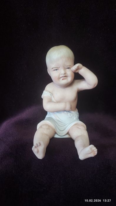 Статуэтки из бисквитного фарфора.