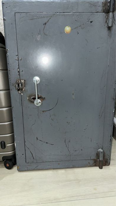 Продам сейф металлический