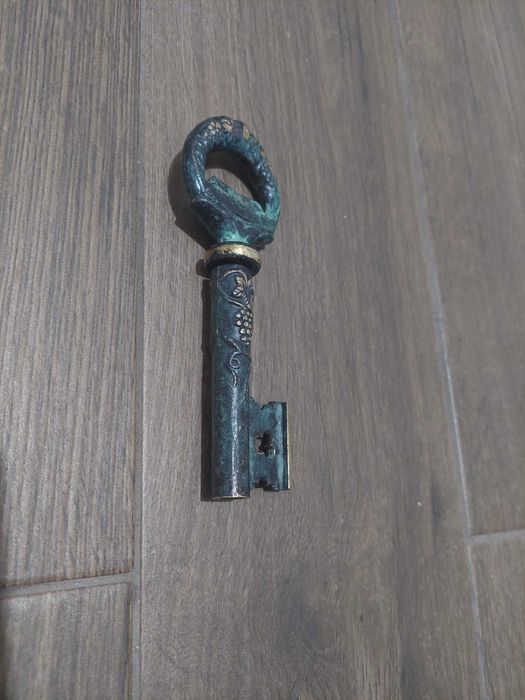 Tirbuson vechi din bronz in forma de cheie