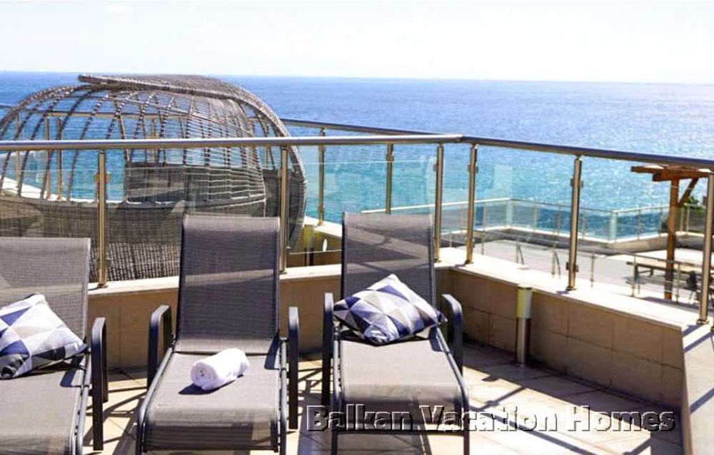 Двустаен апартамент с голяма покривна тераса – на 100 м от морето