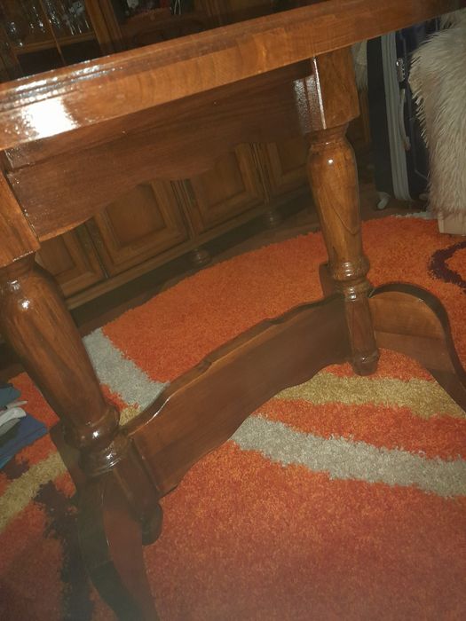 Vind masa lemn masiv nuc .