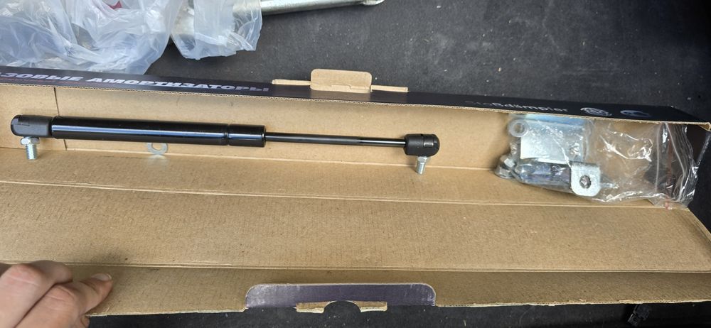 Газовый упор багажника Лада Гранта