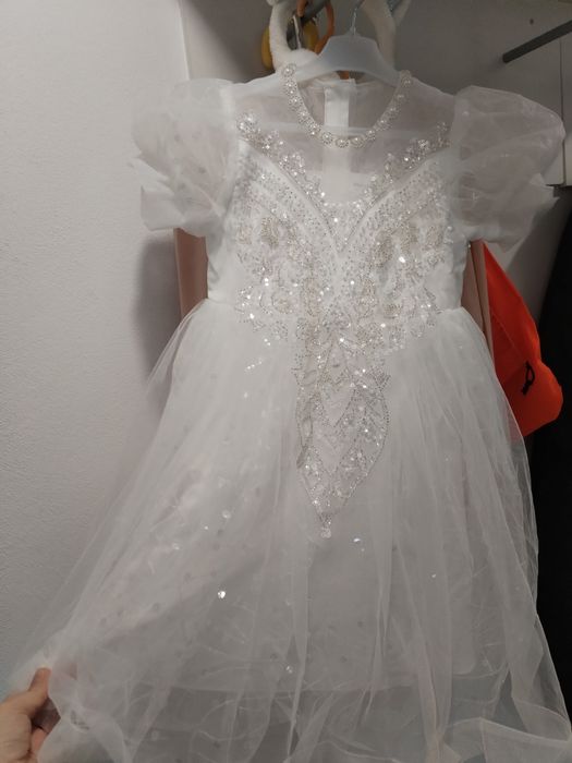 Rochiță fetite ocazie, alba, cu paiete și perle în gâtului, mărime 130