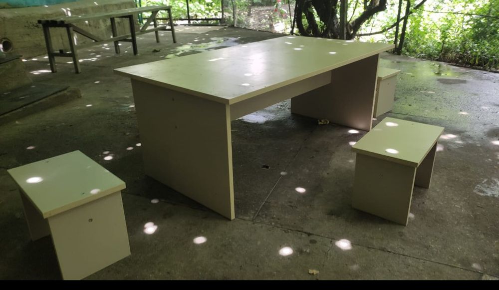 Стол низкий  с табуретками