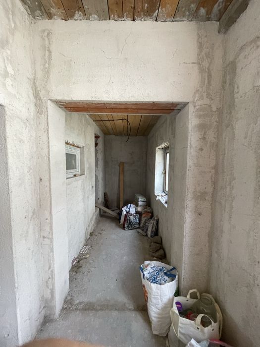 Vand casa, semifinisata. Propietar!