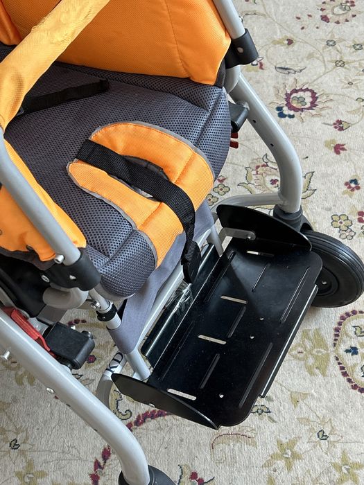 Продам детскую инвалидную коляску