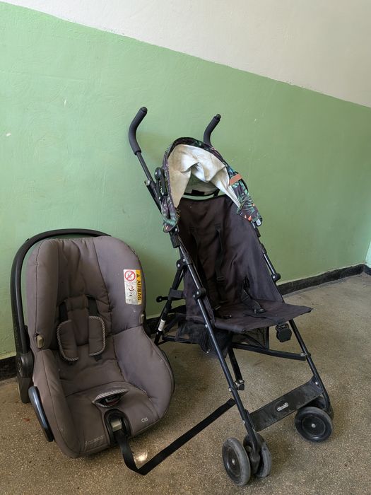 Vând cărucior tip umbrela și scoica auto