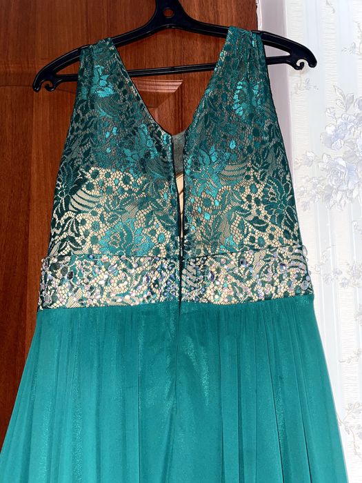 Продаем шикарное изумрудное платье