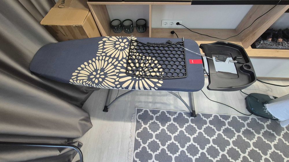 Гладильная доска с розеткой