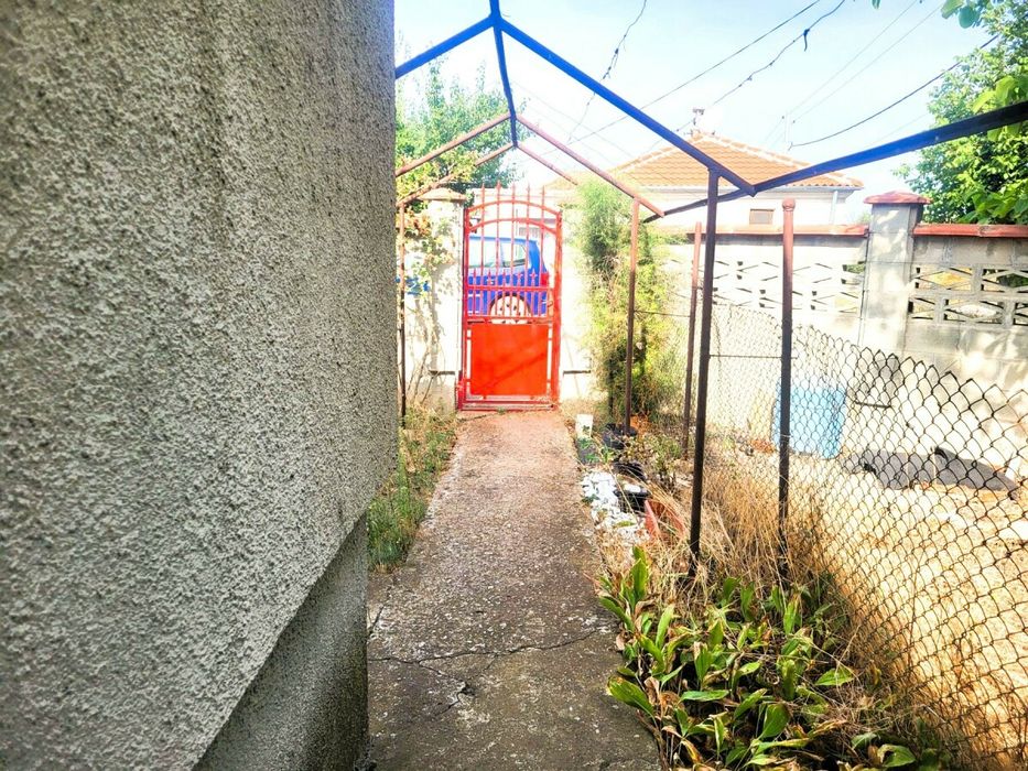 Ъглов парцел с къща в село Орешак, област Варна