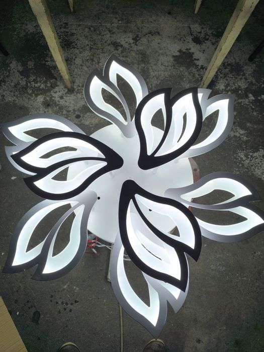 Люстры, светильники.